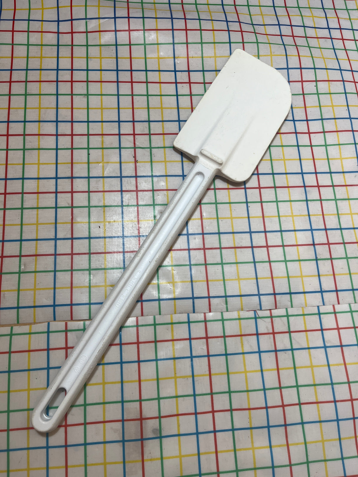 Commercial-grade scraper spatula - rubber and food-grade plastic - Rubbermaid FG1906000000