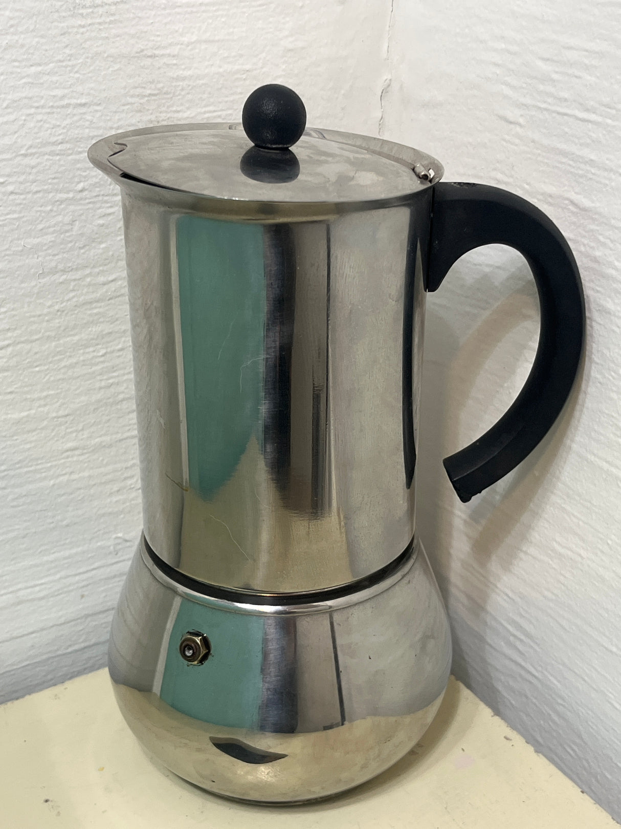 VEV Vigano Carioca 6-cup stainless steel stovetop espresso pot with a black-knobbed lid and handle, featuring a polished finish and brass safety valve.