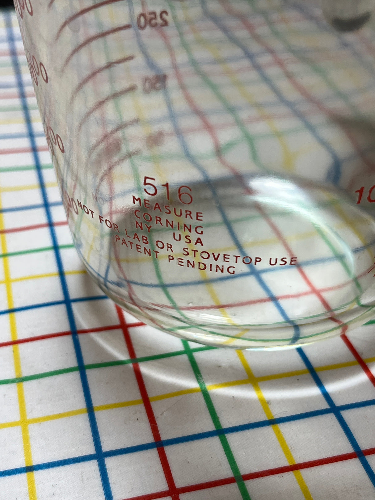 2-cup measuring cup - clear glass and red lettering - vintage PYREX