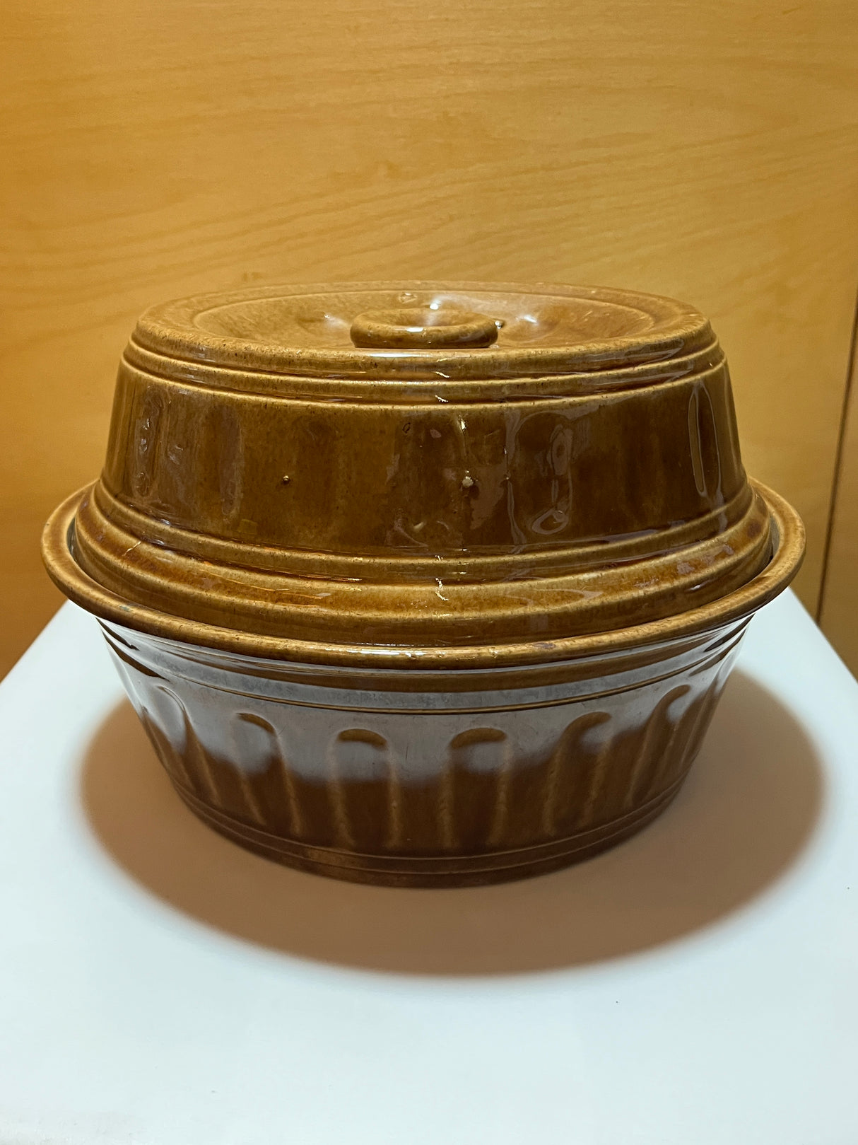 Vintage McCoy 2-quart ceramic Dutch oven, ideal for slow cooking and baking, showcases 1940s craftsmanship with a classic, durable design.