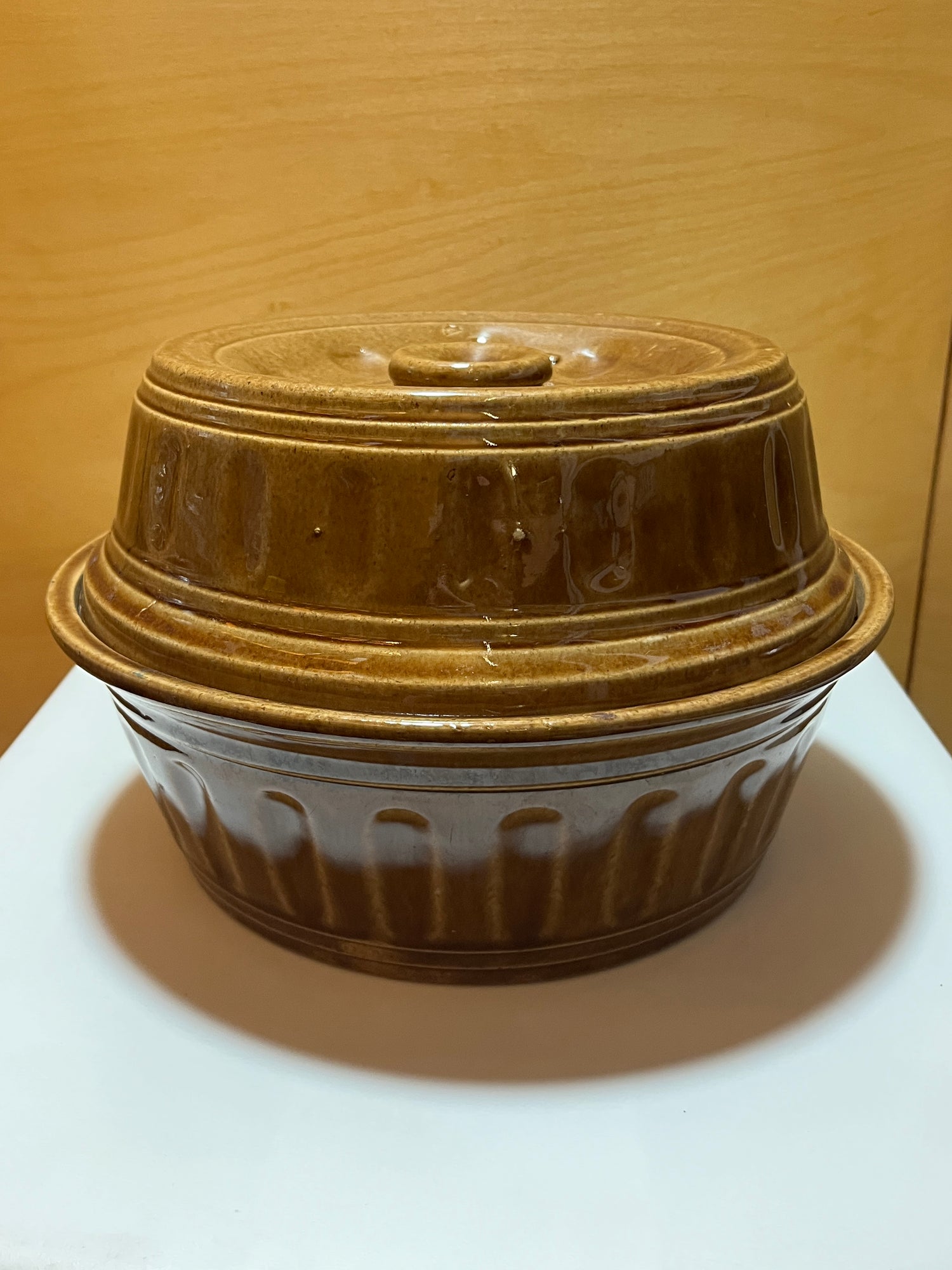 Vintage McCoy 2-quart ceramic Dutch oven, ideal for slow cooking and baking, showcases 1940s craftsmanship with a classic, durable design.