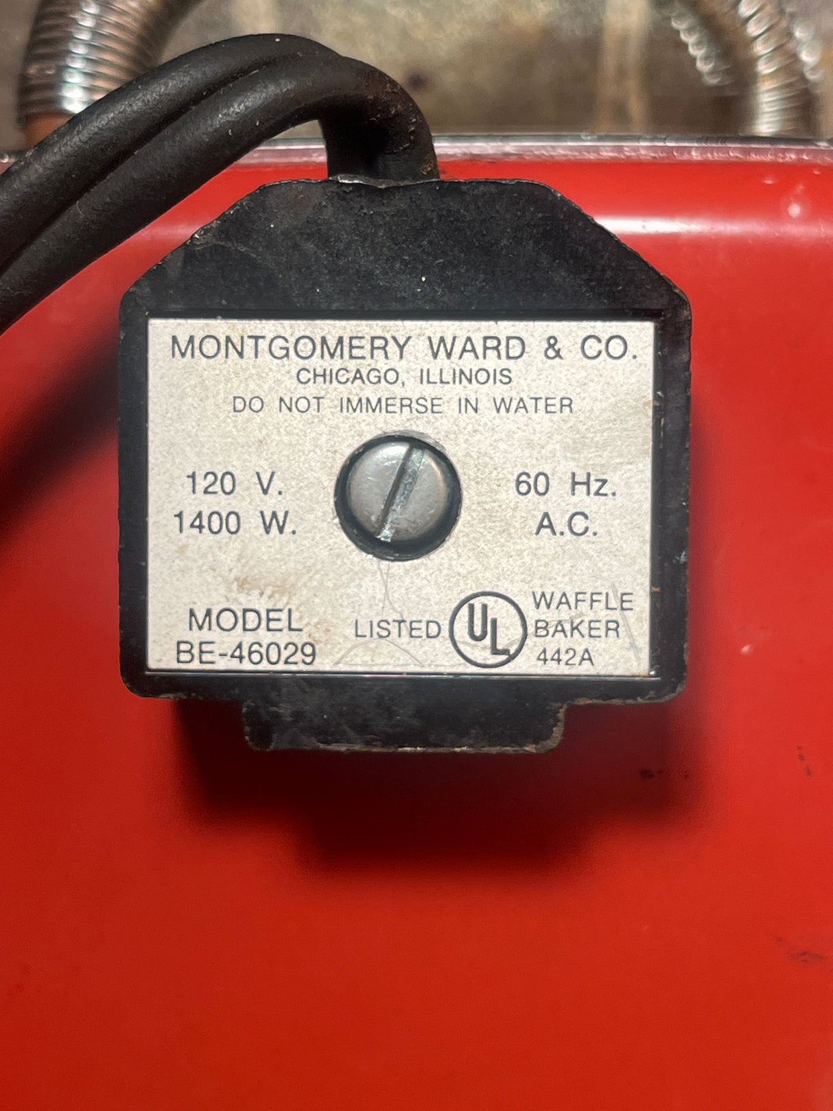 Waffle iron - red vintage Wards Signature BE-46029, featuring a data plate with brand, warning, electrical ratings, and model details. Tested and in great working condition.
