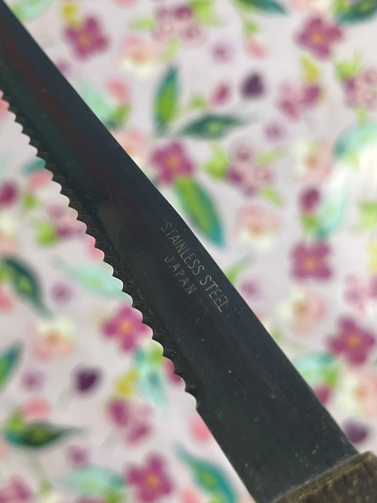 Serrated steak (or tomato) knife - stainless steel wood handle - ASSORTED