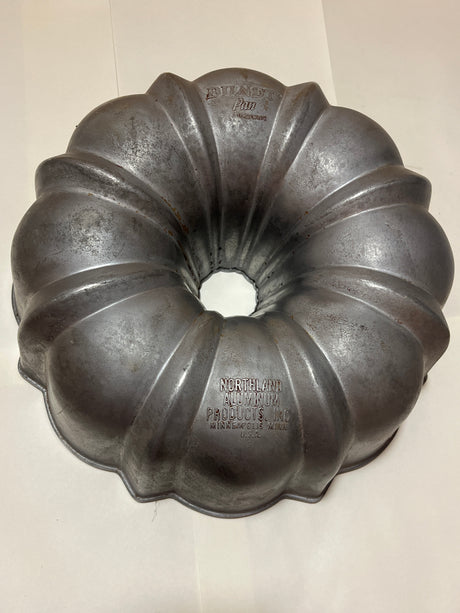 Northland Aluminum Products Inc., Original Bundt Cake pan (vintage Nordic Ware) in fluted, ring-shaped design, showcasing durable aluminum construction, perfect for classic Bundt cakes.