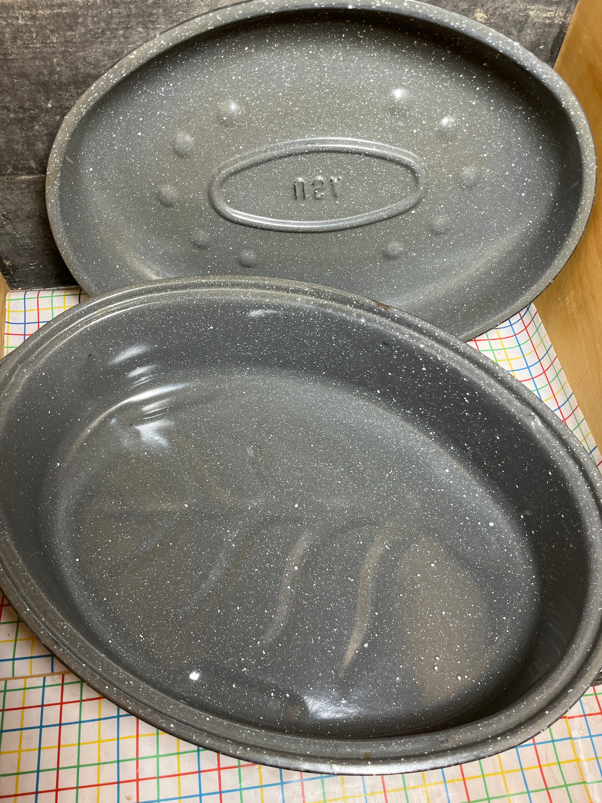15-inch oval roasting pan with lid - gray speckled enameled stainless steel - vintage Granite Ware