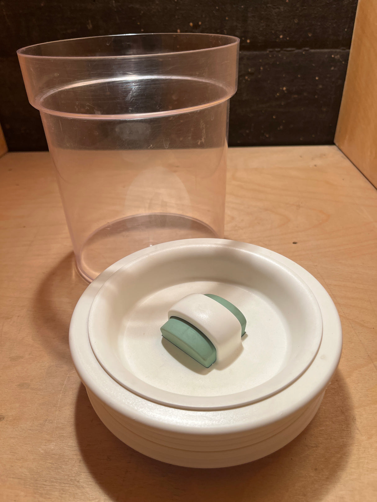 Food storage container with vacuum seal lid - 1.6L clear plastic from Click Clack, featuring an easy-to-use white lid and visible green silicone seals for airtight storage.