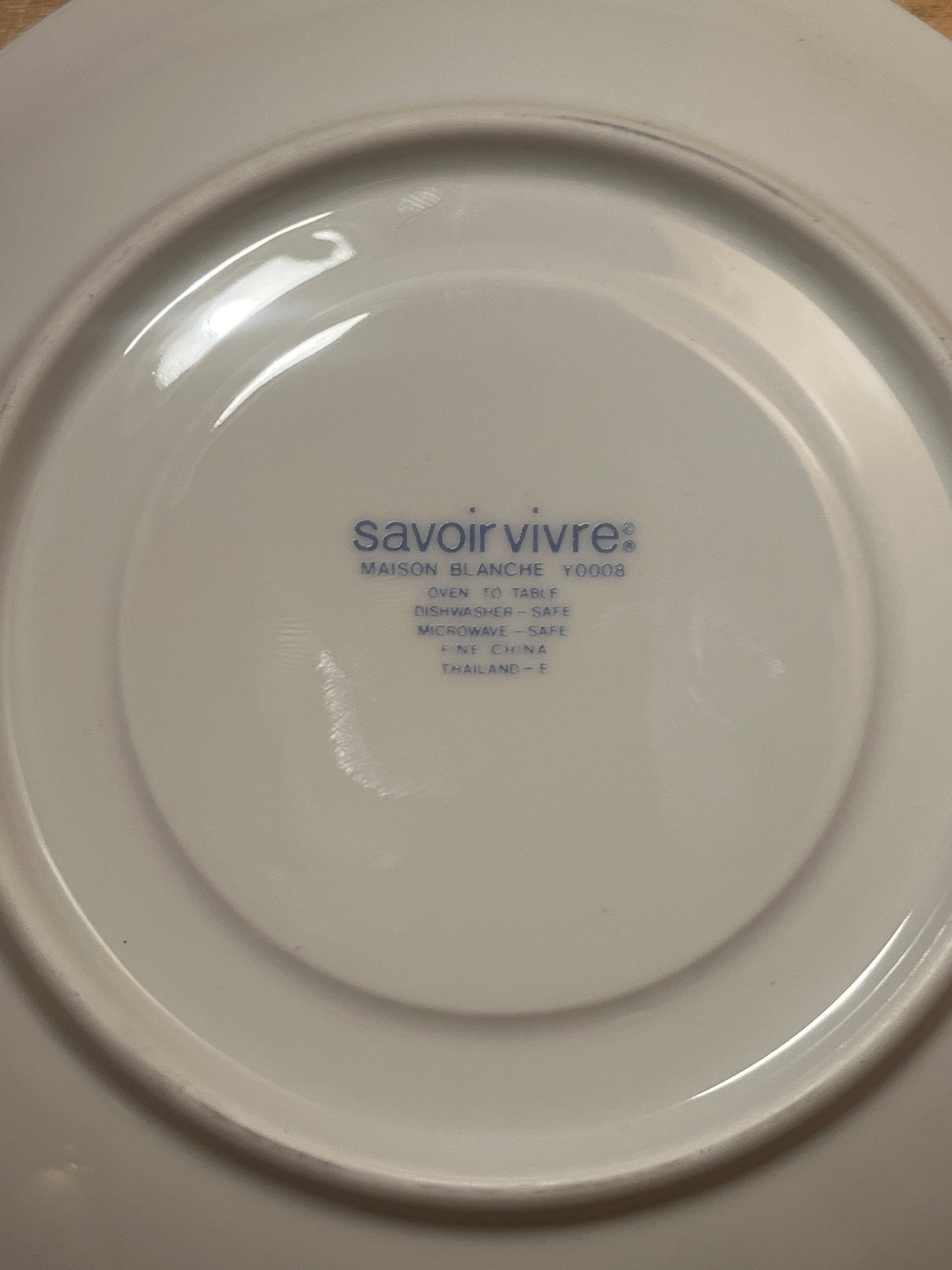 Octagonal salad plate underside showing Savoir Vivre Maison Blanche Y0008 branding, highlighting oven-to-table, dishwasher-safe, microwave-safe fine china, manufactured in Thailand.