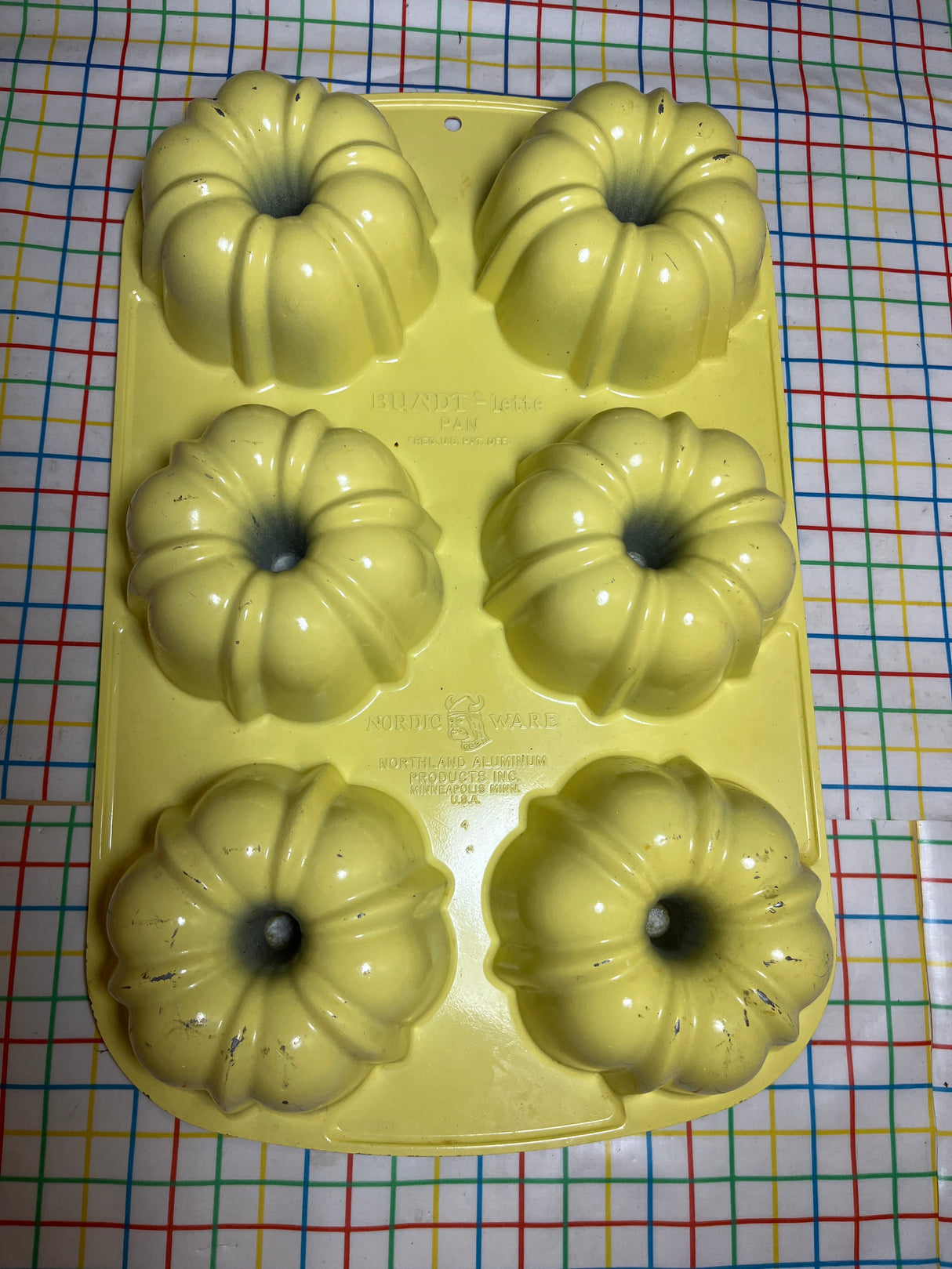 Bundtlette mini bundt cake pan - aluminimum with yellow enamel - Nordic Ware