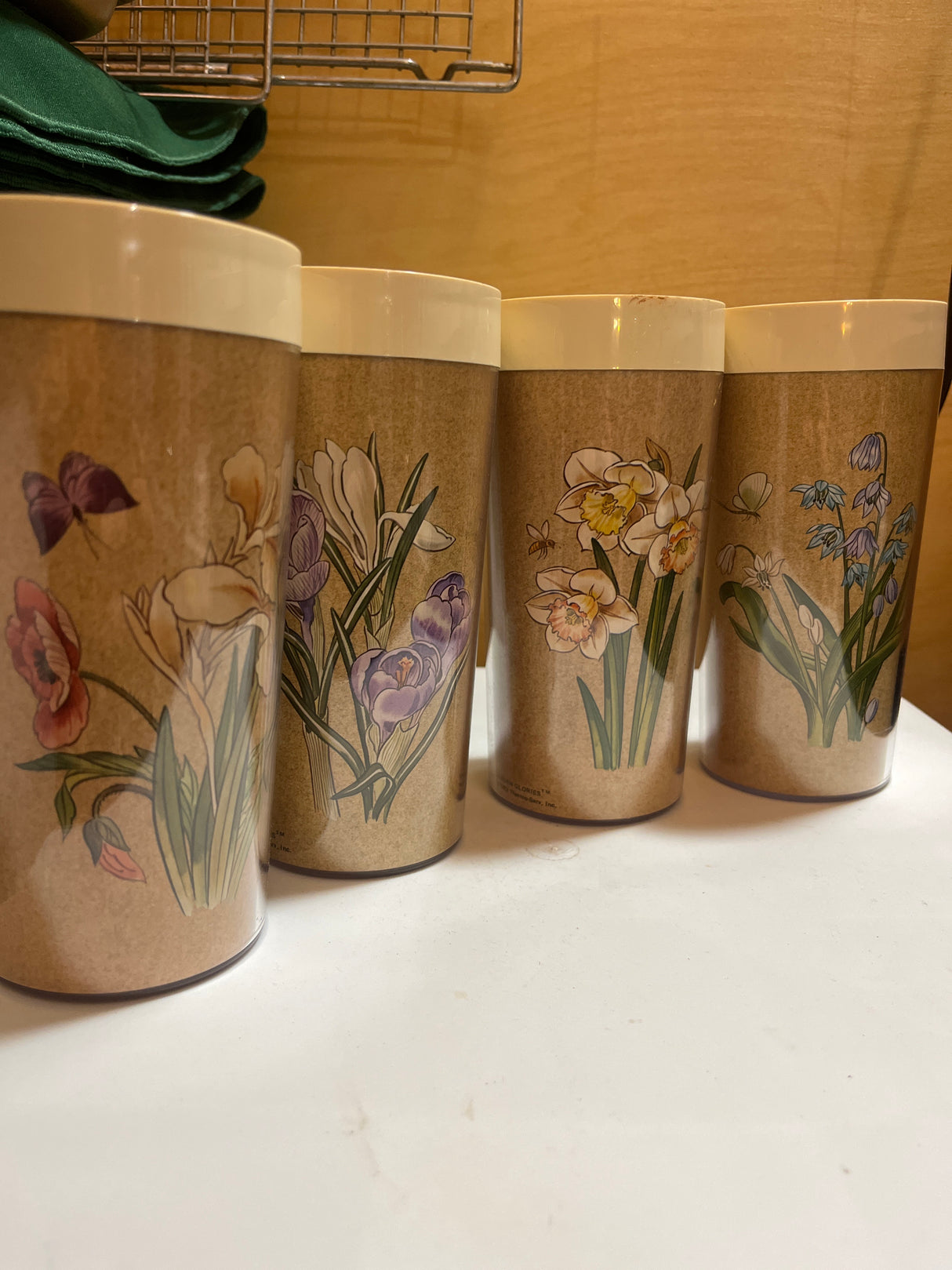 Thermo-Serv set of 4 insulated plastic mugs with floral illustrations, ideal for outdoor dining, featuring a design inspired by flowers and butterflies.