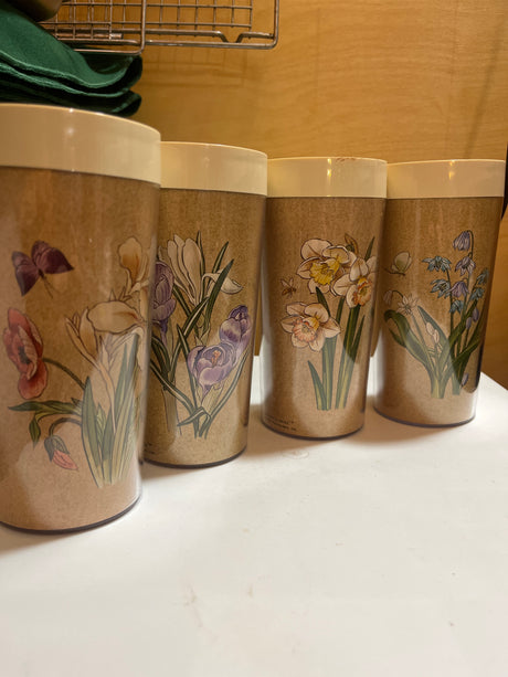 Thermo-Serv set of 4 insulated plastic mugs with floral illustrations, ideal for outdoor dining, featuring a design inspired by flowers and butterflies.