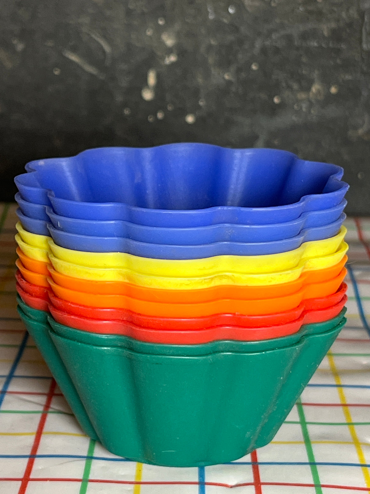 Set of 11 reusable flower-shaped cupcake liners - multicolor silicone