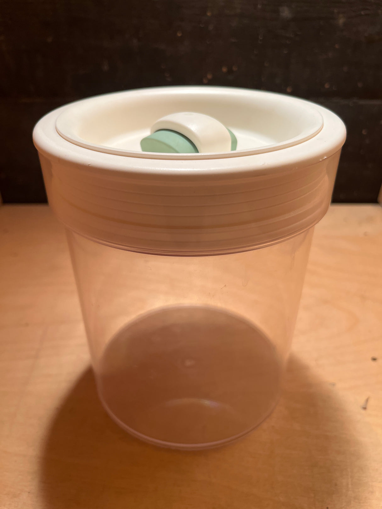 Food storage container with vacuum seal lid - 1.6L clear plastic from Click Clack, featuring a white lid with a green-accented toggle for airtight sealing.