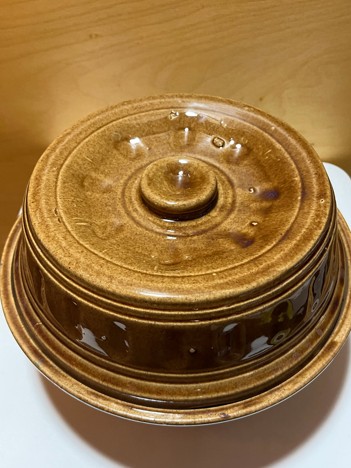 Vintage McCoy 2-quart ceramic Dutch oven, ideal for slow cooking or baking, showcasing its classic 1940s design.