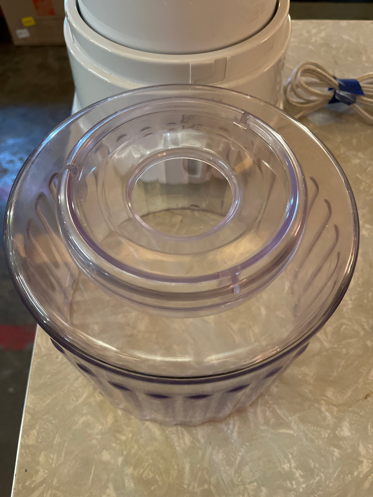 Automatic ice cream maker - Deni 5100 with clear bowl, spinning insert, disassembled white lid/base, and power cord. Ideal for quick homemade frozen desserts.