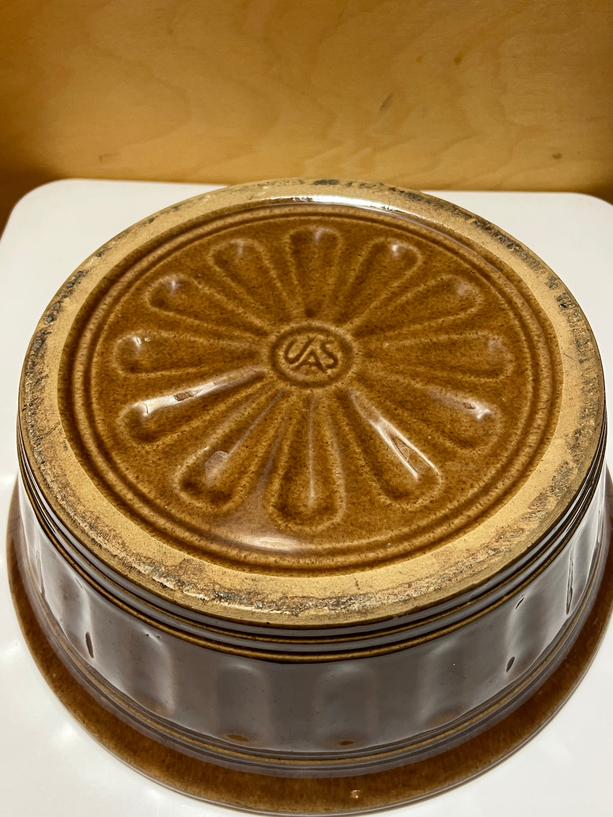 Vintage McCoy 2-quart ceramic Dutch oven from the 1940s, ideal for slow cooking or baking, showcasing classic design and craftsmanship.