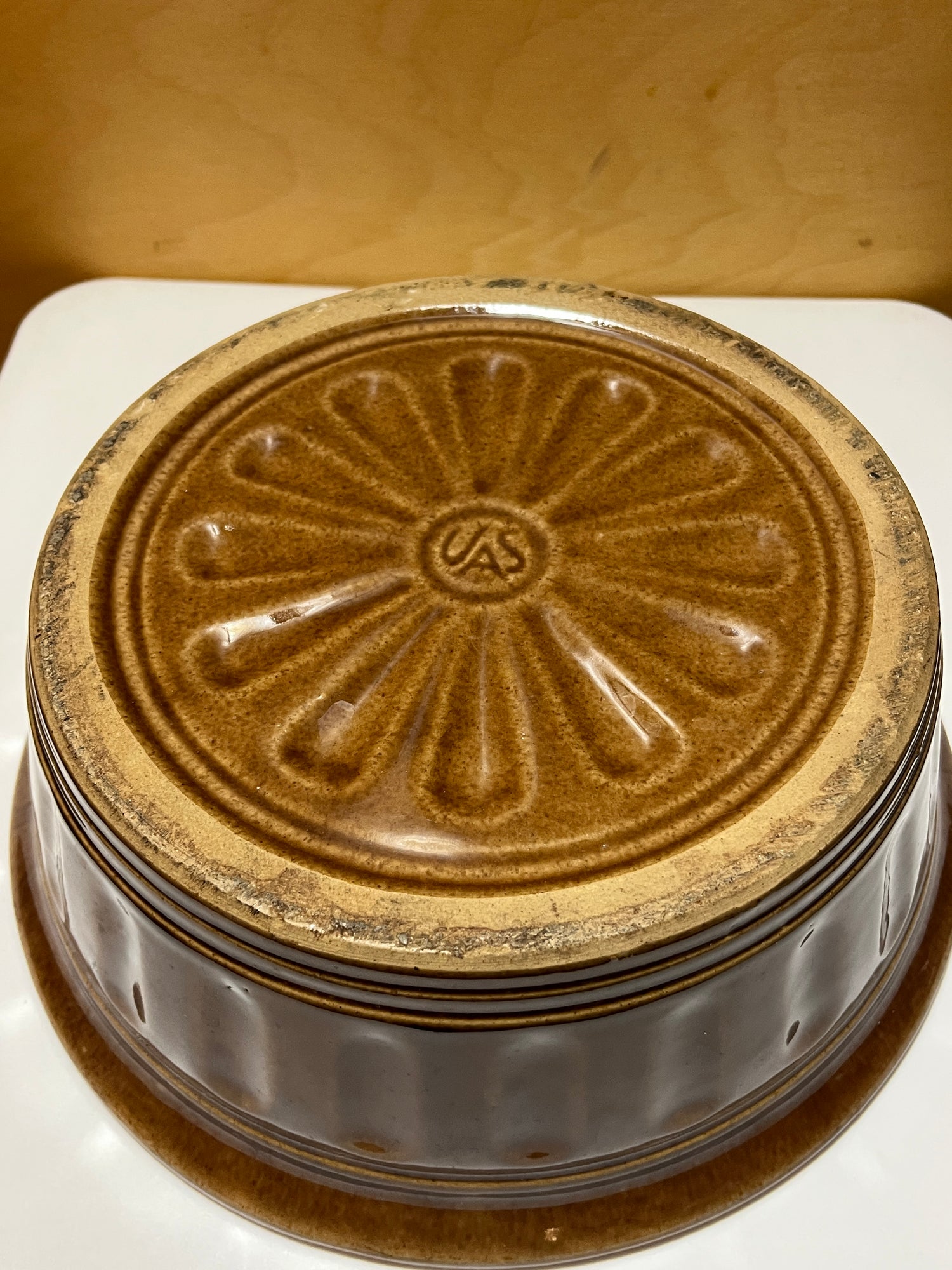 Vintage McCoy 2-quart ceramic Dutch oven from the 1940s, ideal for slow cooking or baking, showcasing classic design and craftsmanship.