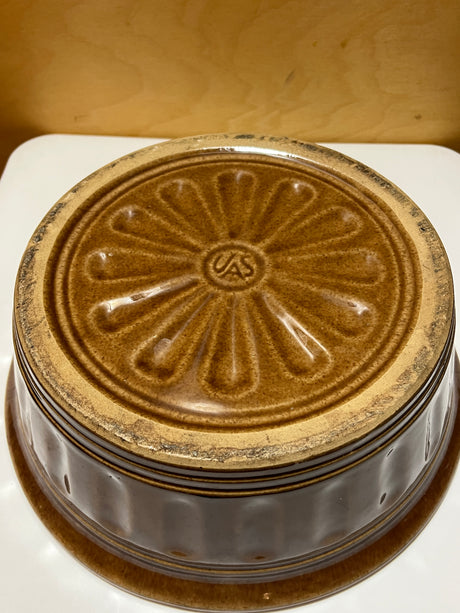 Vintage McCoy 2-quart ceramic Dutch oven from the 1940s, ideal for slow cooking or baking, showcasing classic design and craftsmanship.