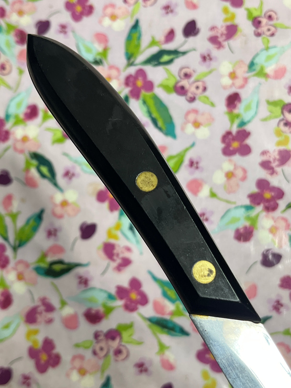8.5" serrated bread knife - stainless steel with black bakelite handle - vintage Robinson