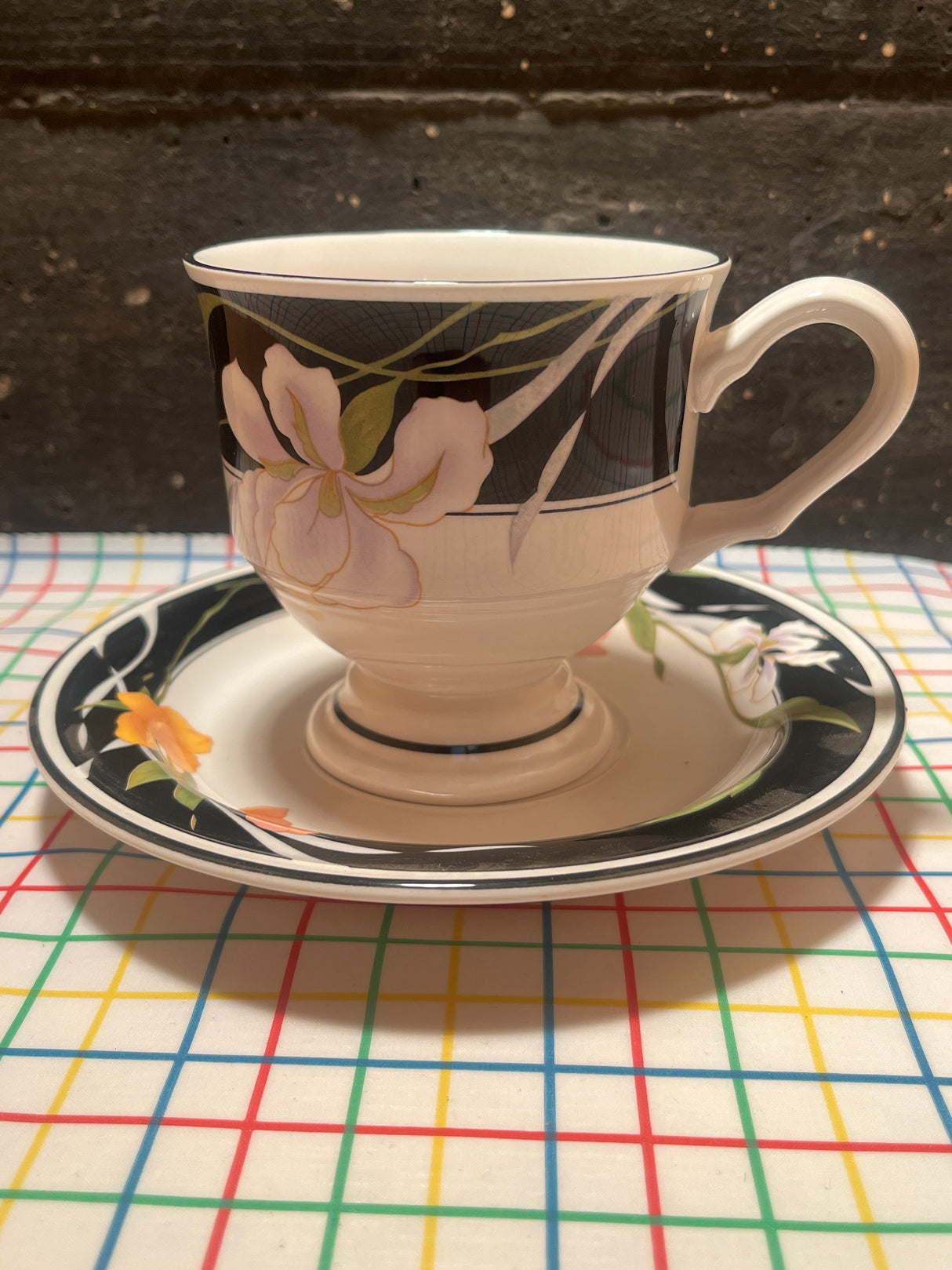 Teacup and saucer set with lily pattern - Sangostone