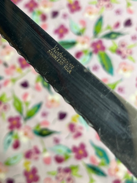 8.5" serrated bread knife - stainless steel with black bakelite handle - vintage Robinson