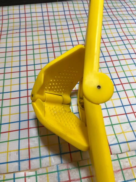 Fluicer (flat citrus juicer) - yellow plastic - Dreamfarm