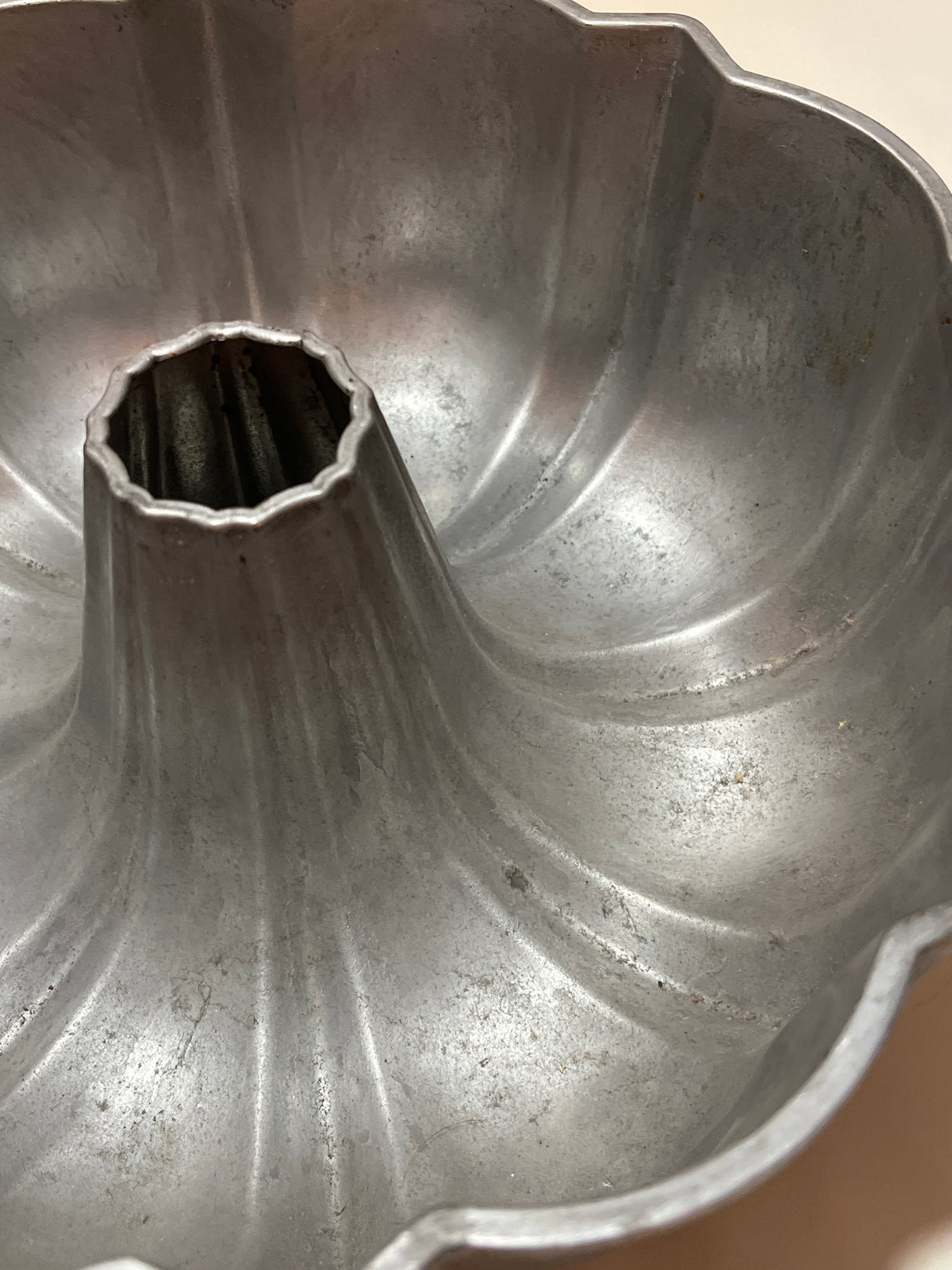 Northland Aluminum Products Inc., Original Bundt Cake pan (vintage Nordic Ware) features a fluted aluminum design with scalloped edges and a central hollow column, ideal for baking.
