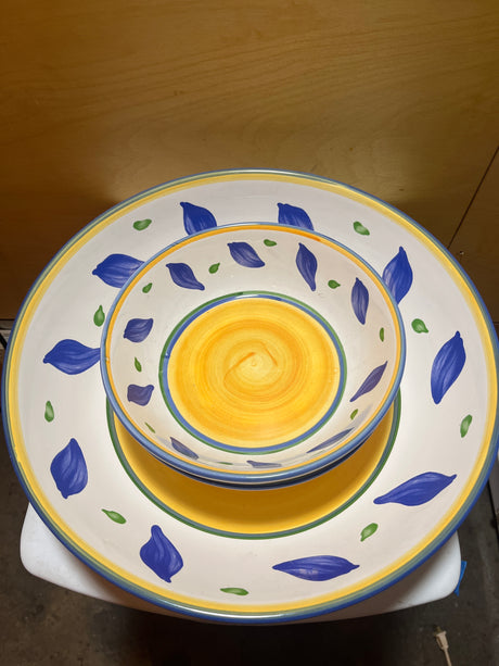 Williams-Sonoma Tournesol pattern dinnerware pasta bowl, designed to serve 8-10 people, enhancing meals with a touch of sunshine for family gatherings.