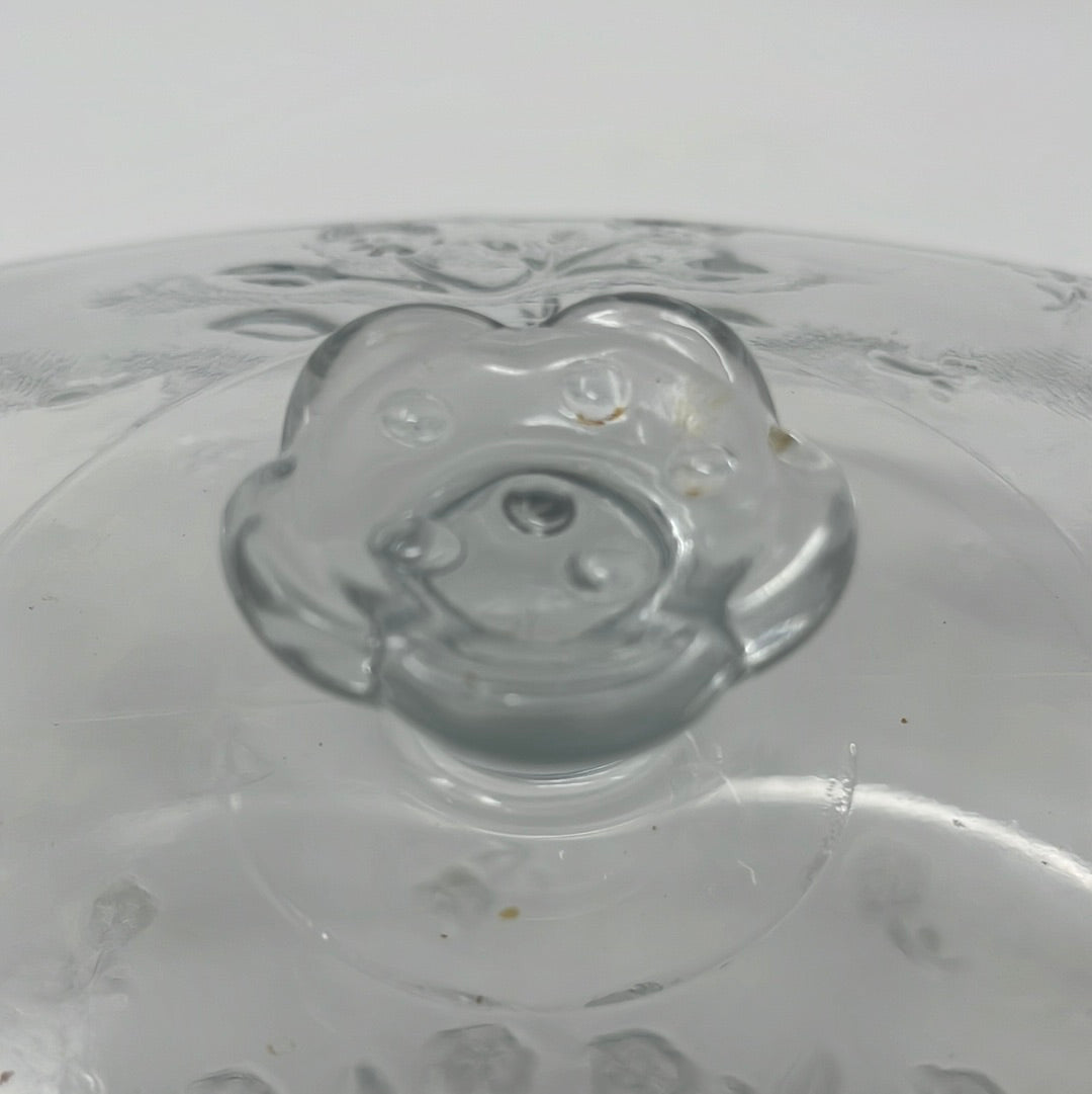 Clear glass baking dish with lid, featuring a floral motif design by Anchor Hocking. Elevate your potluck game with this elegant, ovenproof dish.