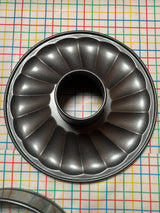 Springform pan set with flat and fluted bases- Pampered Chef 1541