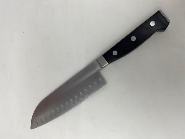 Simply Calphalon 7” Santoku knife designed for chopping crispy produce and fresh herbs, featuring a broad, sharp blade suitable for various kitchen tasks.