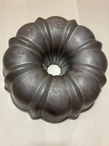 Northland Aluminum Products Inc., Original Bundt Cake pan (vintage Nordic Ware) in fluted, ring-shaped design, showcasing durable aluminum construction, perfect for classic Bundt cakes.