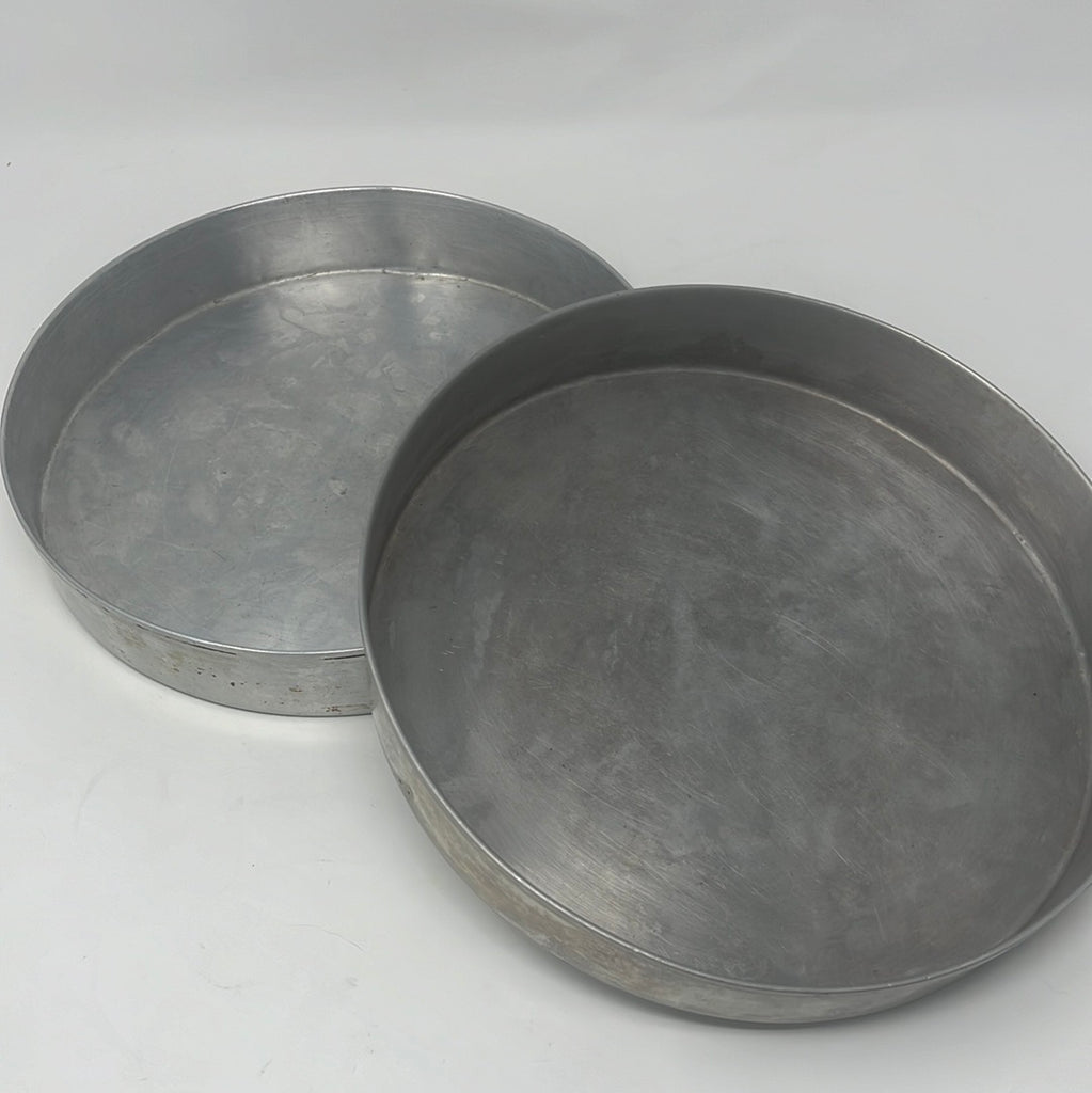 Two aluminum round cake pans with lids, lightweight and durable. Kitchenware essential for baking, set of 2.