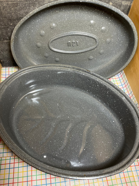 15-inch oval roasting pan with lid - gray speckled enameled stainless steel - vintage Granite Ware