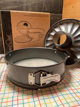 Springform pan set with flat and fluted bases- Pampered Chef 1541