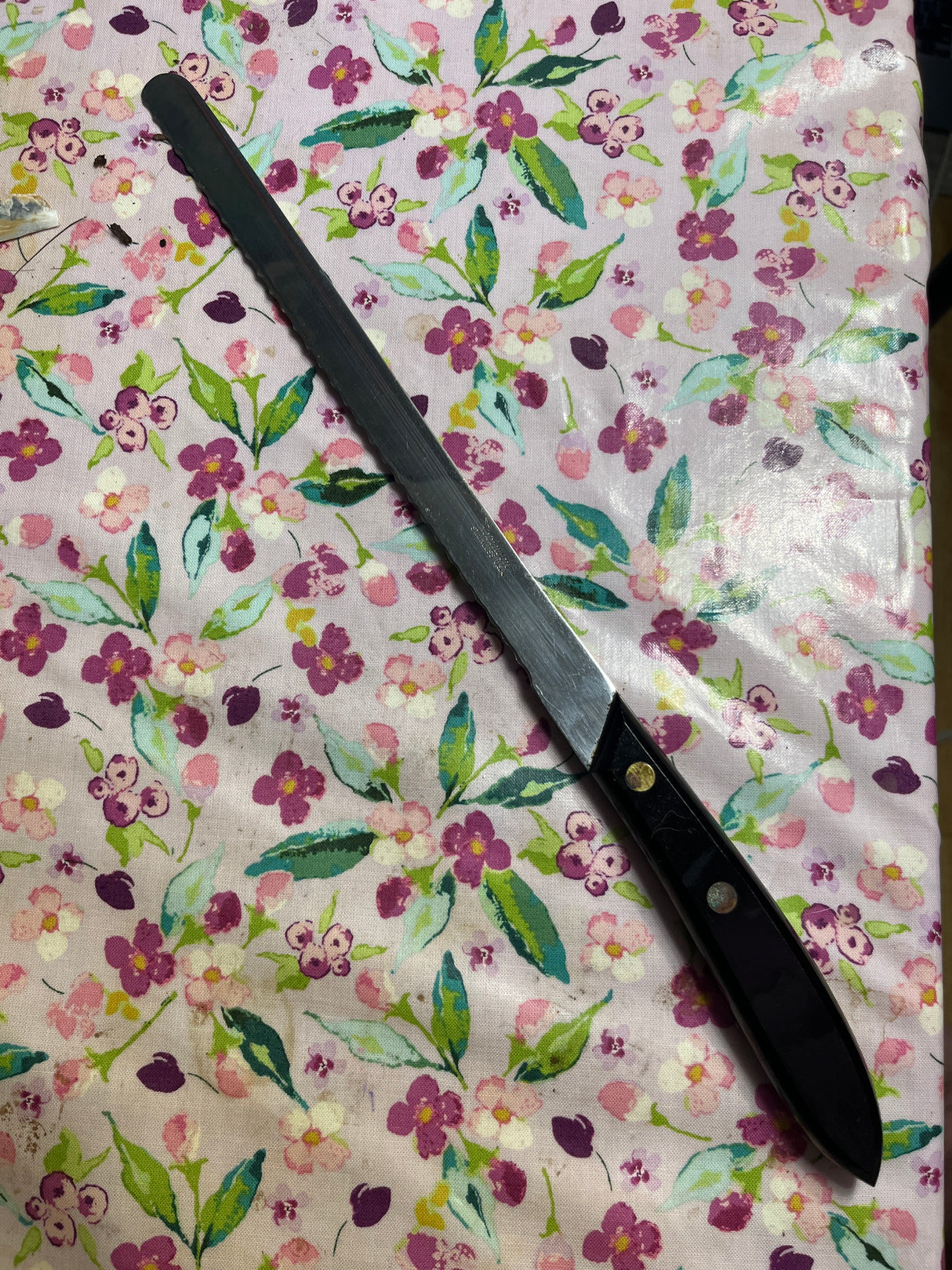 8.5" serrated bread knife - stainless steel with black bakelite handle - vintage Robinson