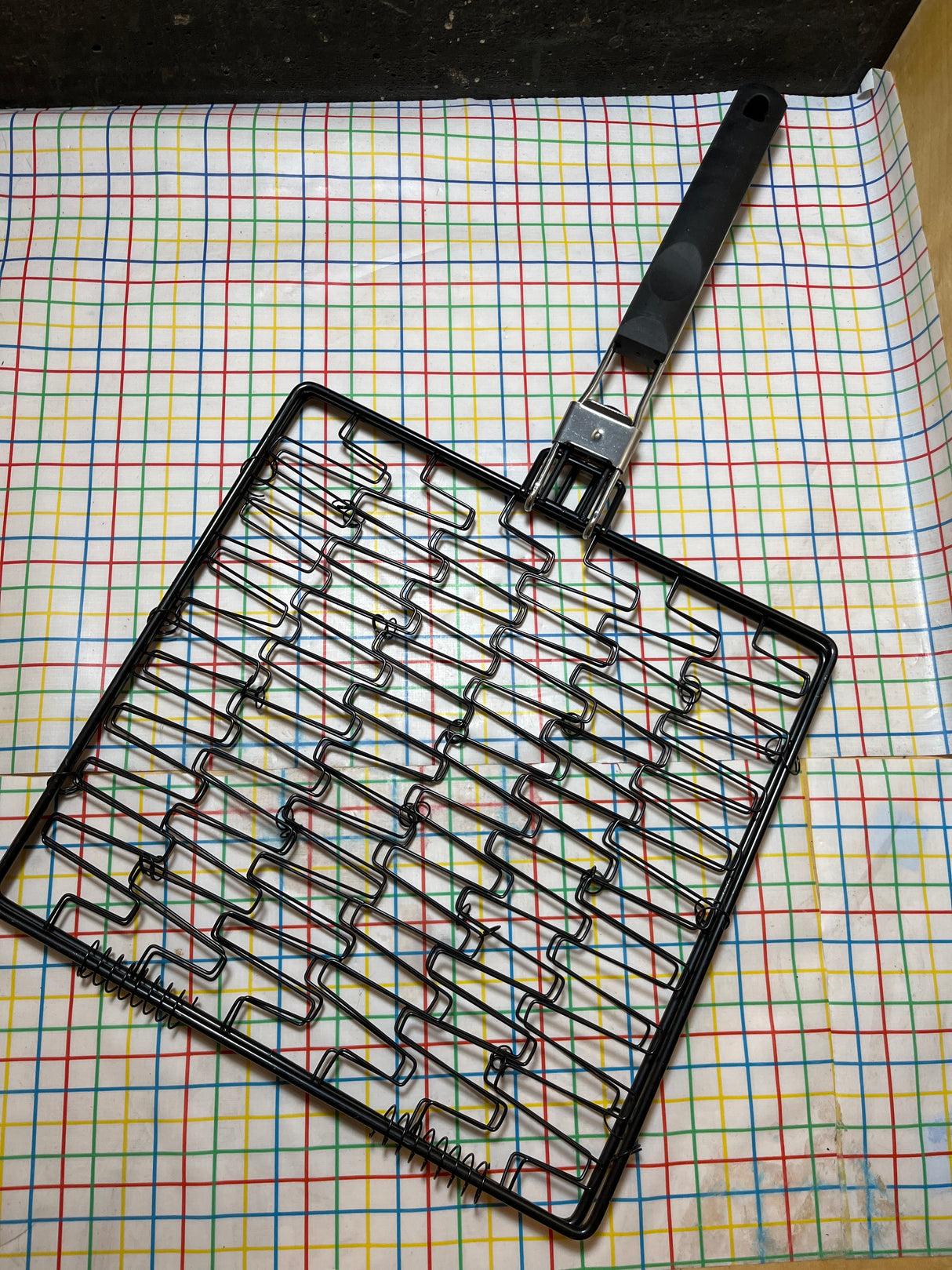 Expandable grilling basket with folding handle - Nonstick coated steel