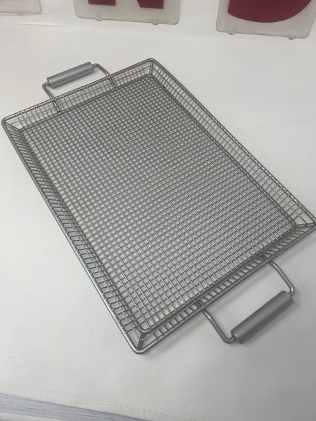 Heavy-duty steel wire tray with handles, ideal for grilling and transferring plates. Not suitable for direct use on hot surfaces.