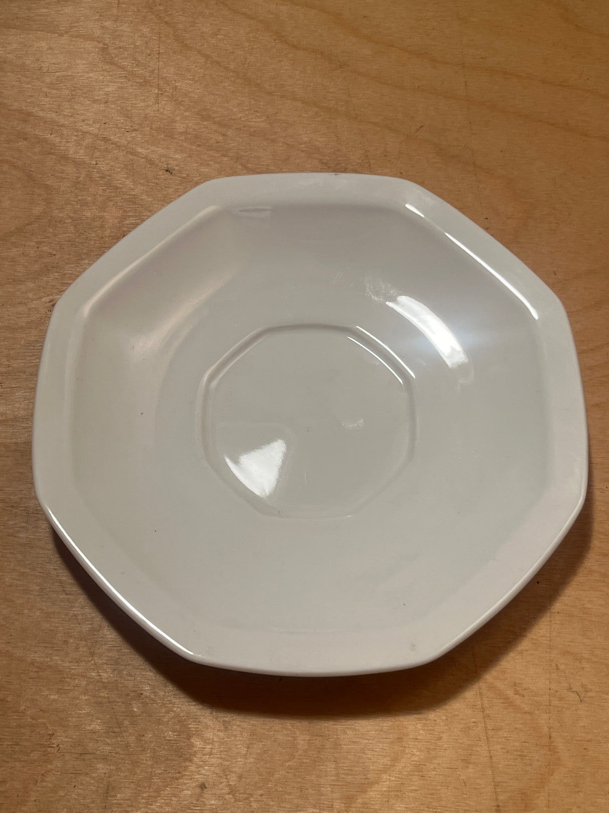 Octagonal salad plate from the Savoir Vivre Maison Blanche line, featuring subtly faceted edges, resting on a wooden surface.