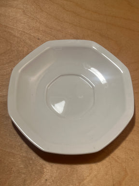 Octagonal salad plate from the Savoir Vivre Maison Blanche line, featuring subtly faceted edges, resting on a wooden surface.
