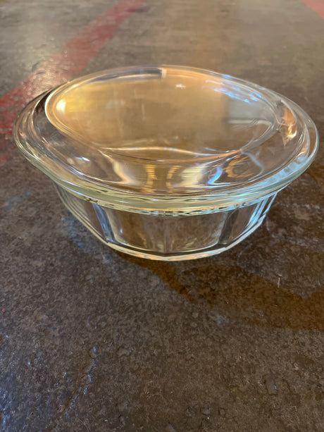 Oval casserole baking dish with lid - PYREX 804-B, shown empty on a countertop, highlighting its clear-glass construction and matching lid for seamless baking and serving.
