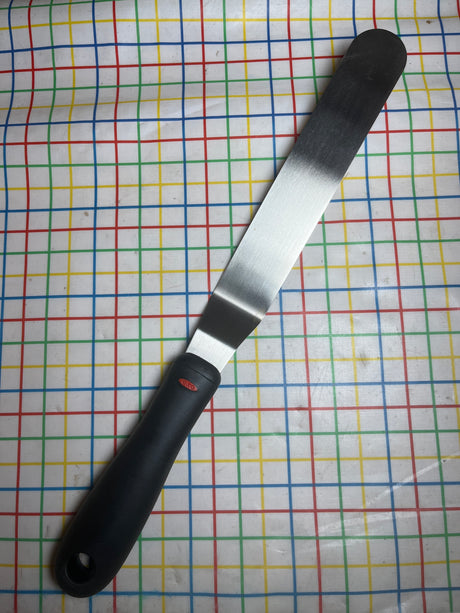 Bent icing knife - stainless steel with black softgrip handle  - OXO Goodgrips