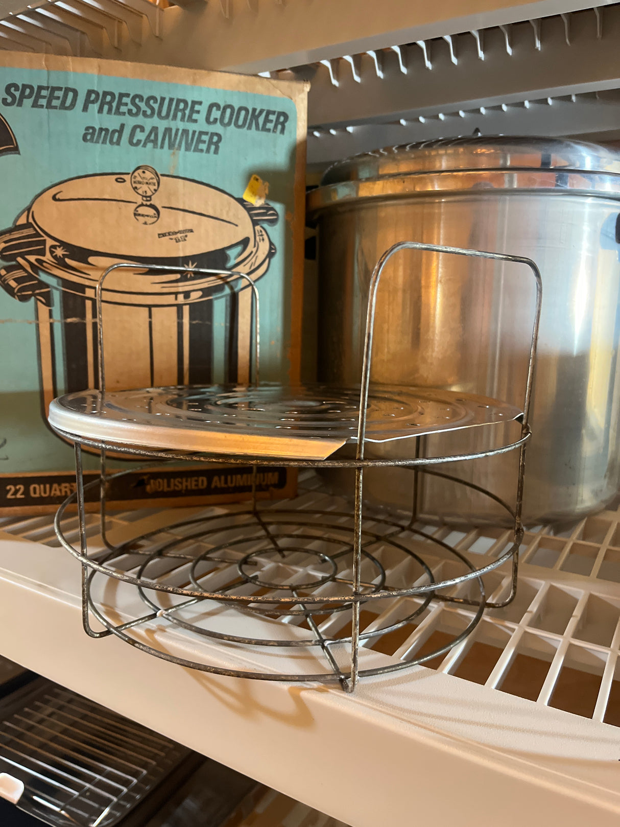 RARE Mirro-Matic 22 quart deluxe speed pressure cooker and canner in excellent condition with original parts and functional rubber seal for optimal canning.