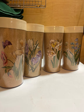 Thermo-Serv set of 4 insulated plastic mugs with floral illustrations, ideal for outdoor dining, featuring a design inspired by flowers and butterflies.