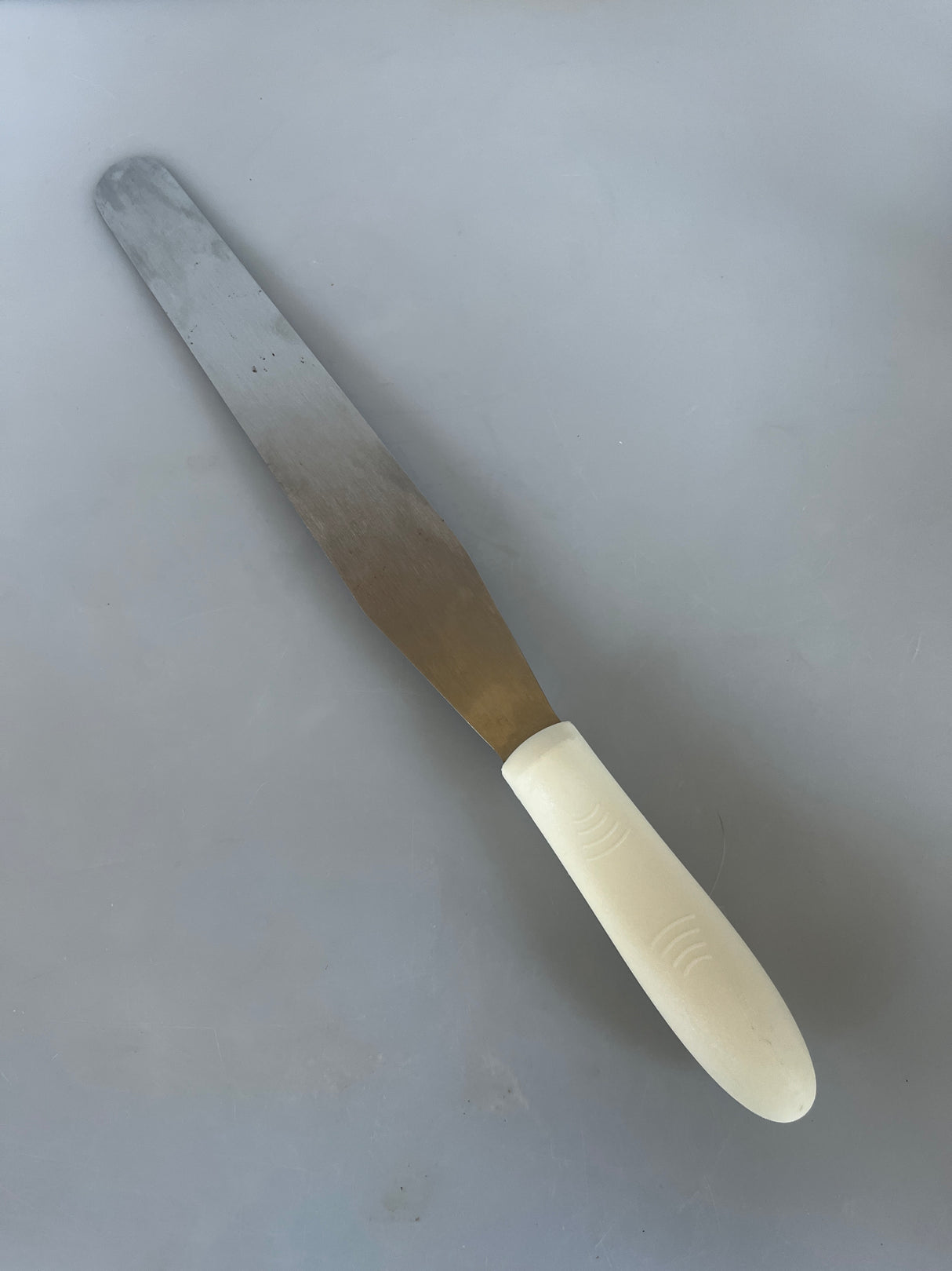 Bakery spatula 10" - stainless steel and white plastic handle - Winco