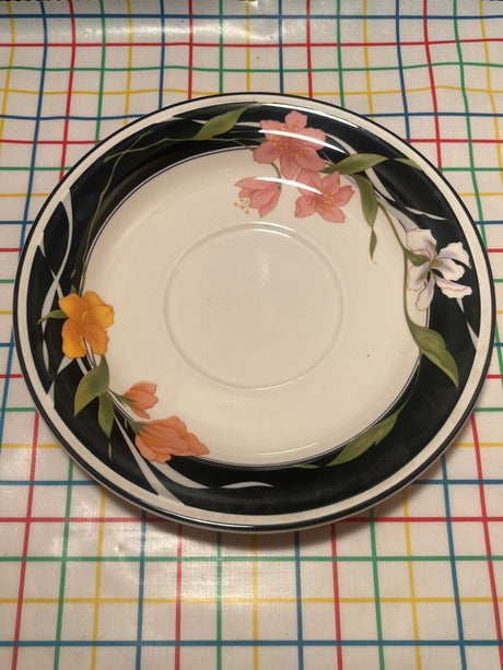 Teacup and saucer set with lily pattern - Sangostone