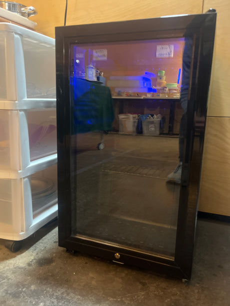 Minifridge for beverages with glass door featuring three adjustable wire racks and adjustable temperature, offering easy access and visibility for organized drink cooling.