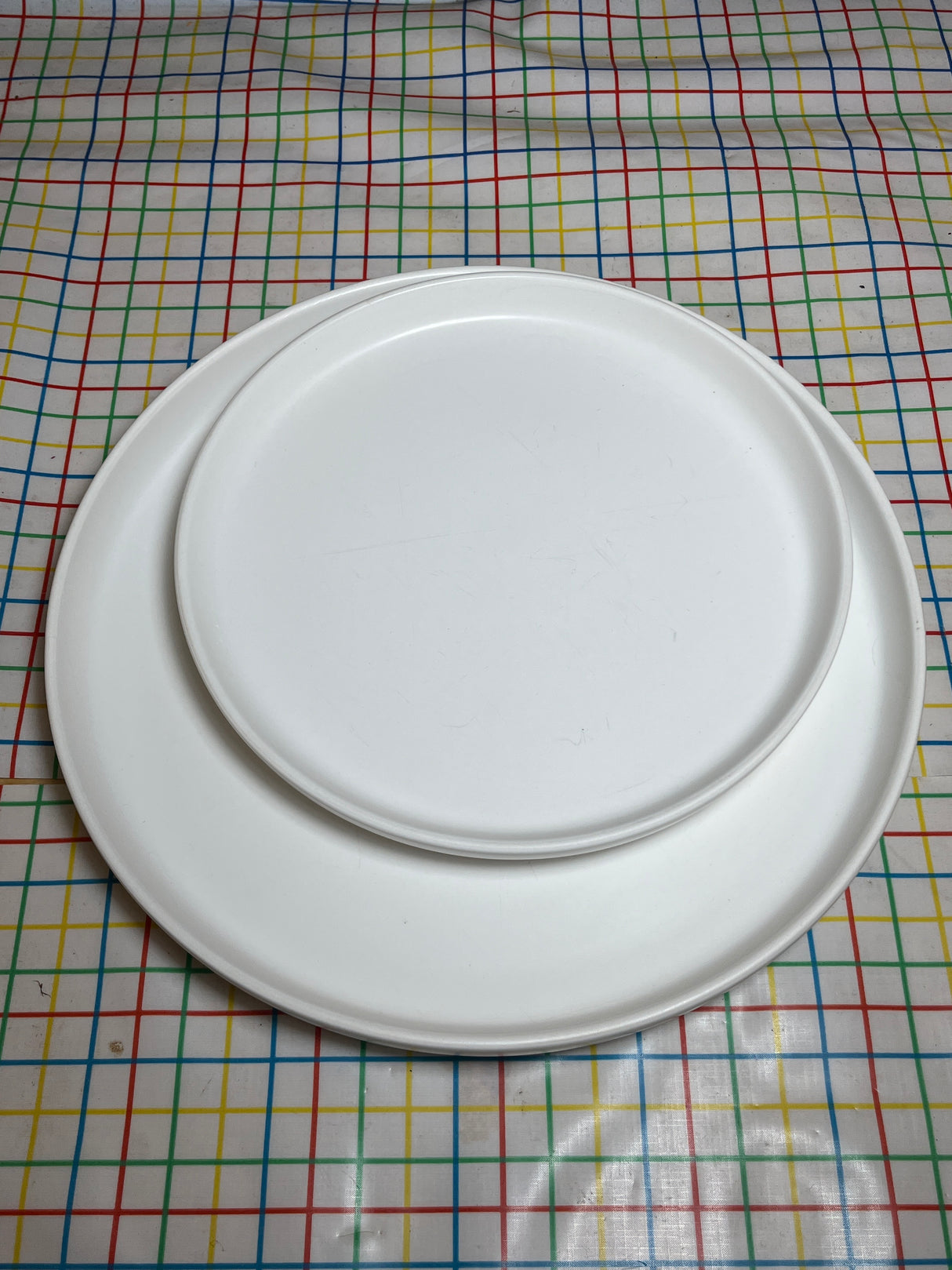 Plates with raised edge - white stoneware ceramic with matte finish - GAP Home
