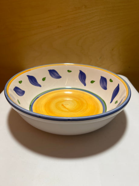 Williams-Sonoma Tournesol pattern tableware pasta bowl, suitable for serving 8-10 people, featuring a design that adds a sunny touch to family meals.