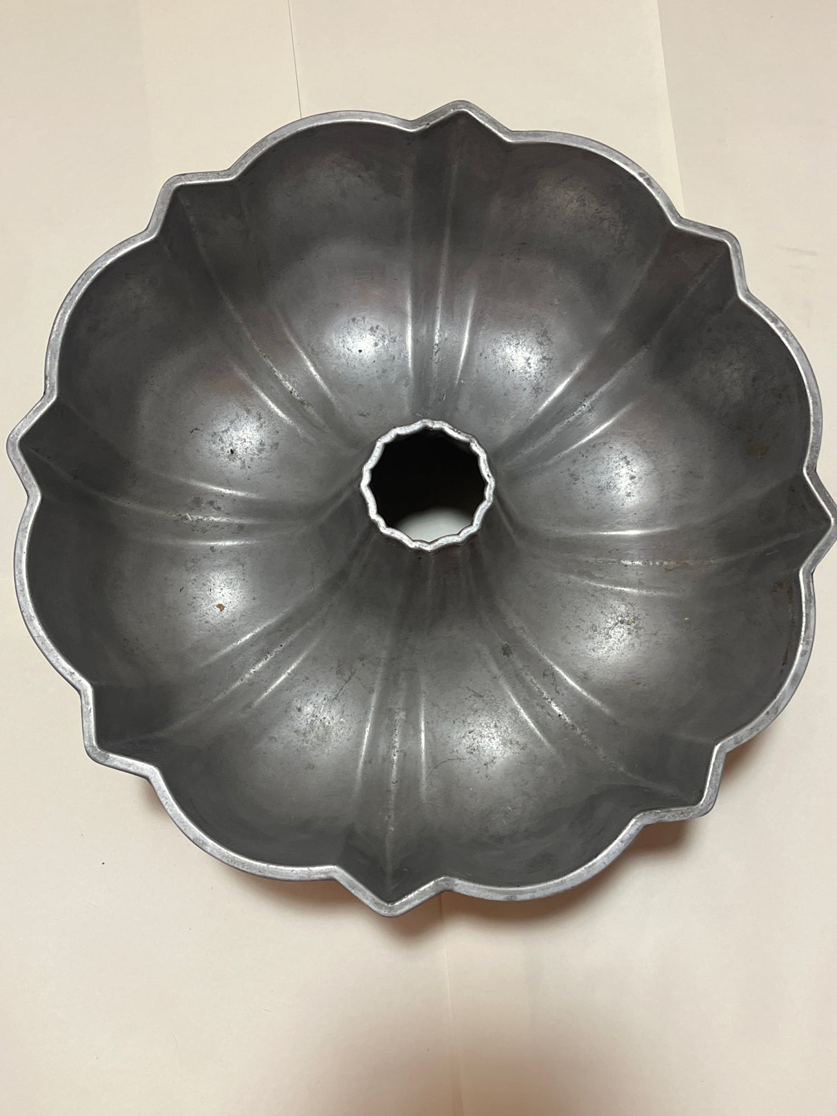 Northland Aluminum Products Inc. Original Bundt Cake pan (vintage Nordic Ware), fluted, ring-shaped, viewed from above, showcasing its durable 1950s aluminum design for baking.