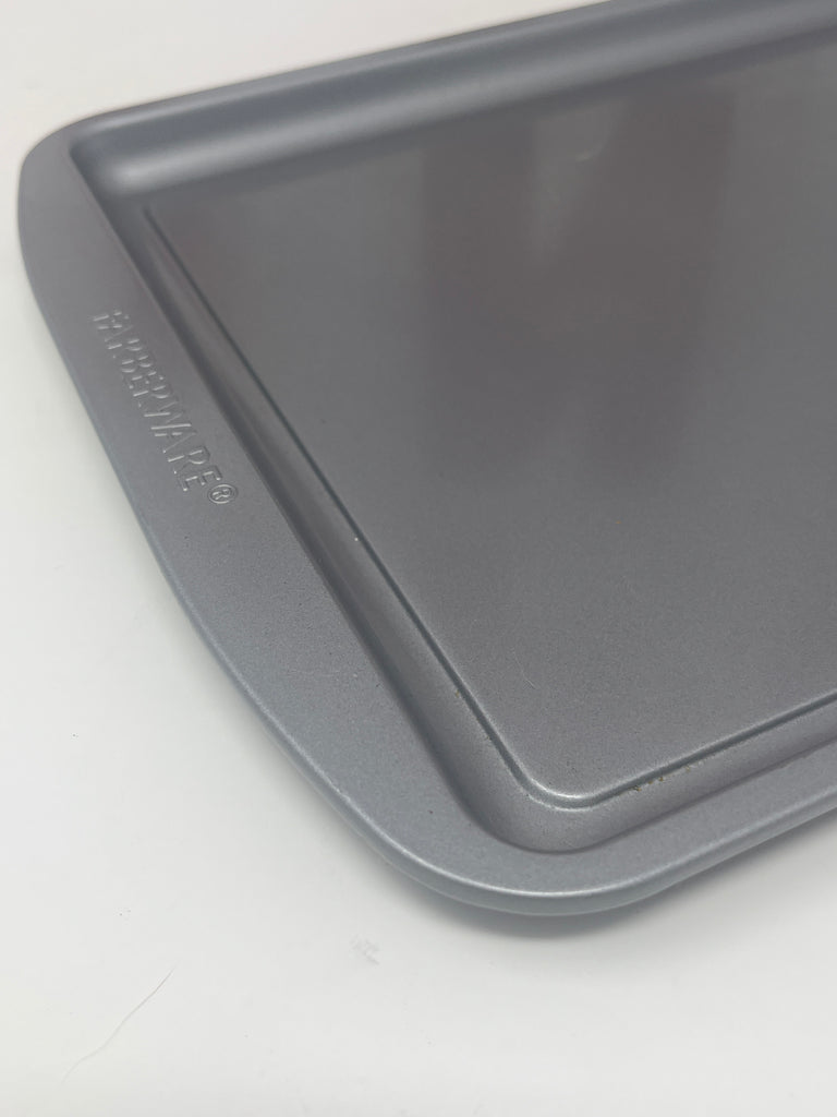 Farberware Nonstick Steel Baking Pan in excellent condition, showing a close-up of its smooth, scratch-free surface, ideal for all baking needs.